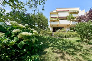 Verkauft im Bieterverfahren - 220 m² Gartentraum - direkt am Perlacher Forst. Helle 3-Zi.-Gartenwhg. mit 2 Tiefgaragenstellplätzen
