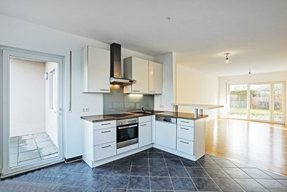 Ab sofort verfügbar! Helle und moderne 2-Zimmer-Wohnung mit großem Privatgarten und zwei Terrassen!