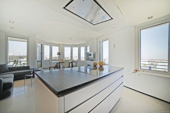 Alpenblick garantiert! Thalkirchen, helle, luxuriöse 2-Zimmer Wohnung im 12 OG mit TG-Einzelstellplatz!