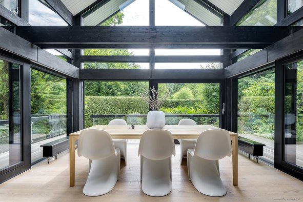 Berg: Architektur trifft Natur – Sonnenverwöhntes Designhaus auf liebevoll angelegtem Parkgrundstück