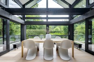 Berg: Architektur trifft Natur – Sonnenverwöhntes Designhaus auf liebevoll angelegtem Parkgrundstück