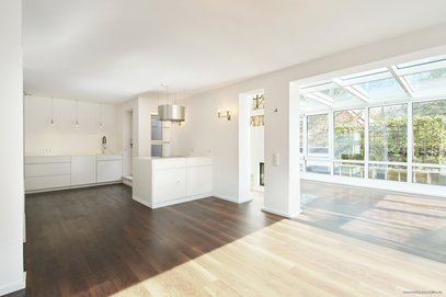 Bestlage Alt-Solln. Helle Designer-Maisonettewohnung mit umlaufender Dachterrasse und Kamin!