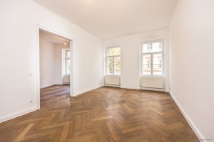 Bestlage Altstadt! 3-Zimmer-Wohnung mit vielen Altbaudetails und Balkon zum Innenhof!