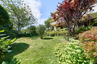 Bestlage Harlaching! 3-Zi.-Wohnung mit 220 m² Garten & 2 TG-Stellplätzen direkt am Perlacher Forst.