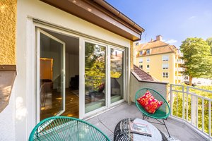 Bestlage Herzogpark: nahe dem Kufsteiner Platz &amp; Isar. Helle 2-Zimmer-Dachgeschoss-Wohnung mit Dachterrasse &amp; Tiefgarageneinzelstellplatz.