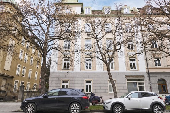 Bestlage Neuhausen-Nymphenburg. Charmante, ruhige 2-Zi.-Altbauwohnung mit Wohnküche & Tageslichtbad.