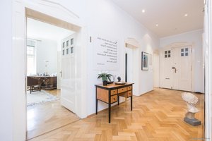 Bestlage Schwabing. Denkmalgeschützte 4,5-Zi.-Jugendstilwhg. mit ca. 131 m², zwei Balkonen &amp; Lift.