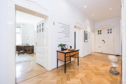 Bestlage Schwabing. Denkmalgeschützte 4,5-Zi.-Jugendstilwhg. mit ca. 131 m², zwei Balkonen &amp; Lift.