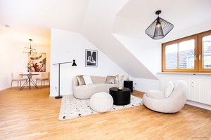 Bestlage Trudering. Helle, renovierte 3-Zi.-DG-Whg mit Balkon, vielseitig nutzbarem Speicher & TG.