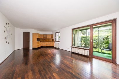 Bogenhausen: 2-Zimmer-Erdgeschosswohnung mit Wintergarten, privater Grünfläche &amp; TG-Stellplatz!