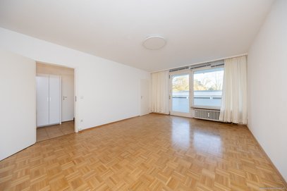 Bogenhausen: Großzügige 1-Zimmer-Wohnung im Hochparterre mit Balkon!