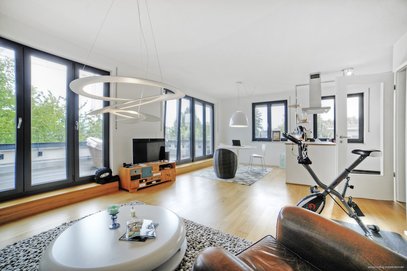 Bogenhausen! Helle 2-Zimmer-Wohnung mit großer Dachterrasse, offener Küche und Parkettboden!