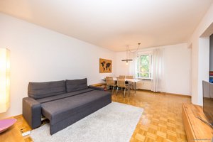 Bogenhausen: Helle 2-Zimmer-Wohnung mit idealem Schnitt, ruhiger Süd-Loggia zum Innenhof & TG-Stellplatz!