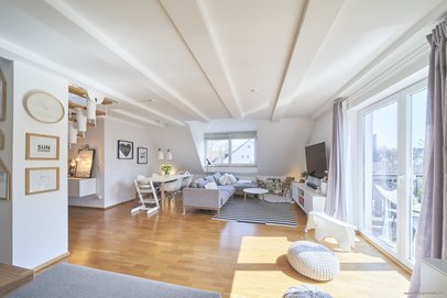 Bogenhausen - Helle 4-Zimmer-Dachterrassen-Maisonettewohnung mit zusätzlichem Balkon sowie 2 TG-Stellplätzen!