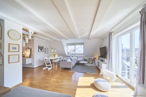 Bogenhausen: Helle, ruhig gelegene 4-Zimmer-Maisonettewohnung mit Dachterrasse & zwei Stellplätzen!