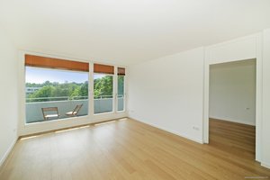 Bogenhausen: lichtdurchflutete 2-Zimmer-Wohnung im 5. Obergeschoss mit Aufzug und großzügigem Balkon