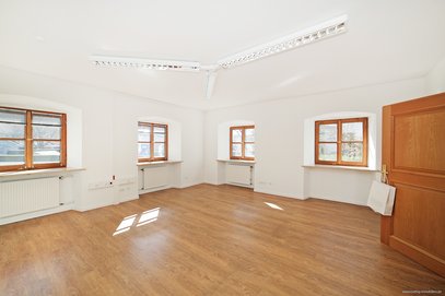 Bürofläche mit zwei Zimmern im 1. Obergeschoss in idyllischer Lage direkt am Schlosspark in Ismaning