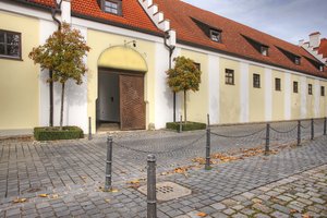 Büroraum im Dachgeschoss in idyllischer Lage direkt am Schlosspark im Zentrum Ismanings!