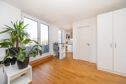 Direkt am Englischen Garten: Modernes Studentenapartment im Dachgeschoss mit Dachterrasse, Lift &amp; TG