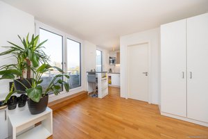 Direkt am Englischen Garten: Modernes Studentenapartment im Dachgeschoss mit Dachterrasse, Lift &amp; TG