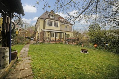 Einzigartige Doppelhaushälfte im Waldfriedhofsviertel! Begehrte, ruhige Lage, großer Garten und Altbaucharme!