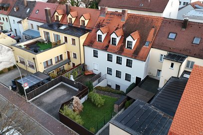Einzigartige Lage in der Freisinger Altstadt - Aufgeteiltes, gepflegtes Architektenhaus mit 3 Einheiten und Garten!