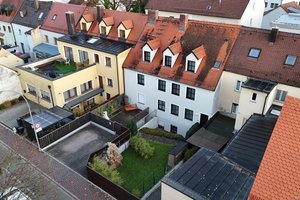 Einzigartige Lage in der Freisinger Altstadt - Aufgeteiltes, gepflegtes Architektenhaus mit 3 Einheiten und Garten!