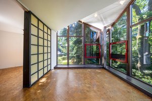 Einzigartige Maisonettewohnung in Architekten-Baudenkmal mit Tiefgarageneinzelstellplatz, zwei Terrassen &amp; eigenem Atelier im Untergeschoss
