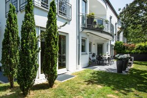 Erstklassiges Wohnambiente, 3-Zimmer-Gartenwohnung mit großem uneinsehbarem Garten zzgl. Garage