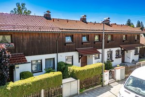 Familientraum am Stadtrand in der Waldkolonie Putzbrunn: Helles Reihenmittelhaus mit Garten &amp; zwei Einzelgaragen.
