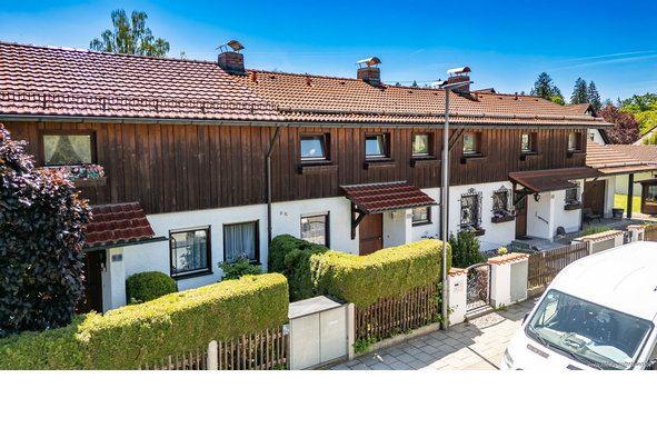 Familientraum am Stadtrand in der Waldkolonie Putzbrunn: Helles Reihenmittelhaus mit Garten &amp; zwei Einzelgaragen.