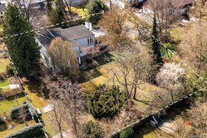 Familientraum in Bestlage Obermenzing: Parkähnliches, weitläufiges Grundstück mit Architekten-Haus.