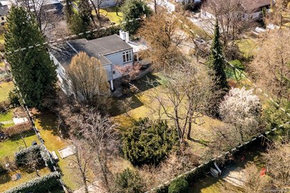 Familientraum in Bestlage Obermenzing: Parkähnliches, weitläufiges Grundstück mit Architekten-Haus.