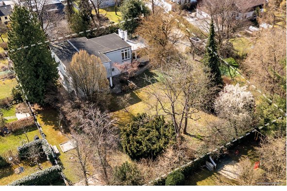 Familientraum in Bestlage Obermenzing: Parkähnliches, weitläufiges Grundstück mit Architekten-Haus.
