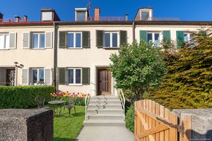 Familientraum in Harlaching (Tiroler Platz): Helles Reihenmittelhaus mit schönem Garten, Balkon &amp; Einzelgarage.