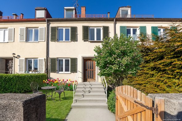 Familientraum in Harlaching (Tiroler Platz): Helles RMH mit schönem Garten, Balkon &amp; Einzelgarage.