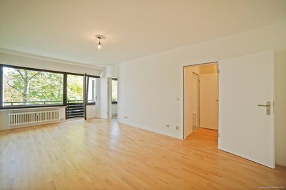 Frisch renoviert! Helles, großes 1-Zimmer Apartment in Unterhaching mit Balkon und Blick ins Grüne!