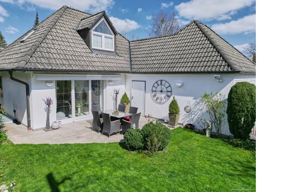 Gröbenzell - Olchinger See. Luxuriöses, freistehendes EFH mit Garten, zwei Terrassen & Doppelgarage.