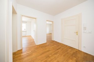 Sanierte Altbauwohnung mit Wohnküche, viel Licht &amp; sonnigem Südbalkon.