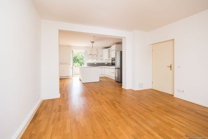 Großzügige 3-Zi-Altbauwhg mit Wohnküche, viel Licht &amp; sonnigem Süd-Ost-/Westbalkon - ideal für WGs.