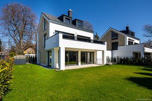 Grünwald - perfekt für Familien. Helle, erstklassige Villa (BJ 2023) mit Doppelgarage &amp; Einliegerwohnung