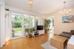 Helle 2-Zimmer-Gartenwohnung mit Hobbyraum (Wohn-/Nutzfläche ca. 93 m²) im Maisonettestil in der Lerchenau!