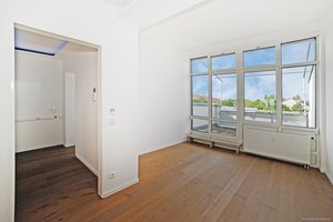Helle 2-Zimmer-Dachgeschosswohnung mit großer Dachterrasse in Süd/Westausrichtung in Berg am Laim!