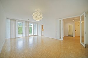 Helle, großzügige 4-Zimmer-Gartenwohnung. Freier Ausblick auf Wiesen und Truderinger Wald!