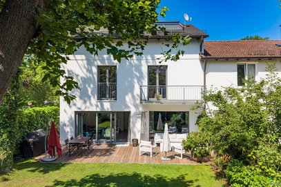Herzogpark: Lichtdurchflutetes Familiendomizil mit schönem Garten, Balkon &amp; luxuriöser Masteretage.