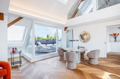 Historie trifft Luxus. Fertigstellung 2026 // Erstbezug. Außergewöhnliche 5-Zimmer-Maisonettewohnung mit Dachterrasse, Galerie und Lift in Neuhausen.