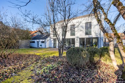 Hohenbrunn, fußläufig zur S-Bahn. Hochwertiges Architektenhaus - bis ins kleinste Detail durchdacht.