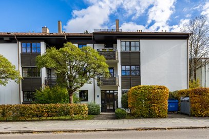 Idyllischer Parkblick in Moosach. Helle, gemütliche 3-Zimmer-Wohnung mit Balkon, Lift &amp; TG-Stellplatz.