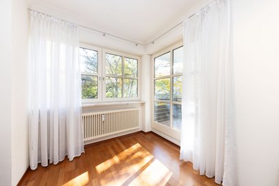 Idyllischer Parkblick in Moosach. Helle, gemütliche 3-Zimmer-Wohnung mit Balkon, Lift &amp; TG-Stellplatz.