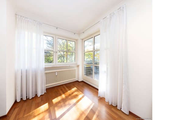 Idyllischer Parkblick in Moosach. Helle, gemütliche 3-Zimmer-Wohnung mit Balkon, Lift &amp; TG-Stellplatz.